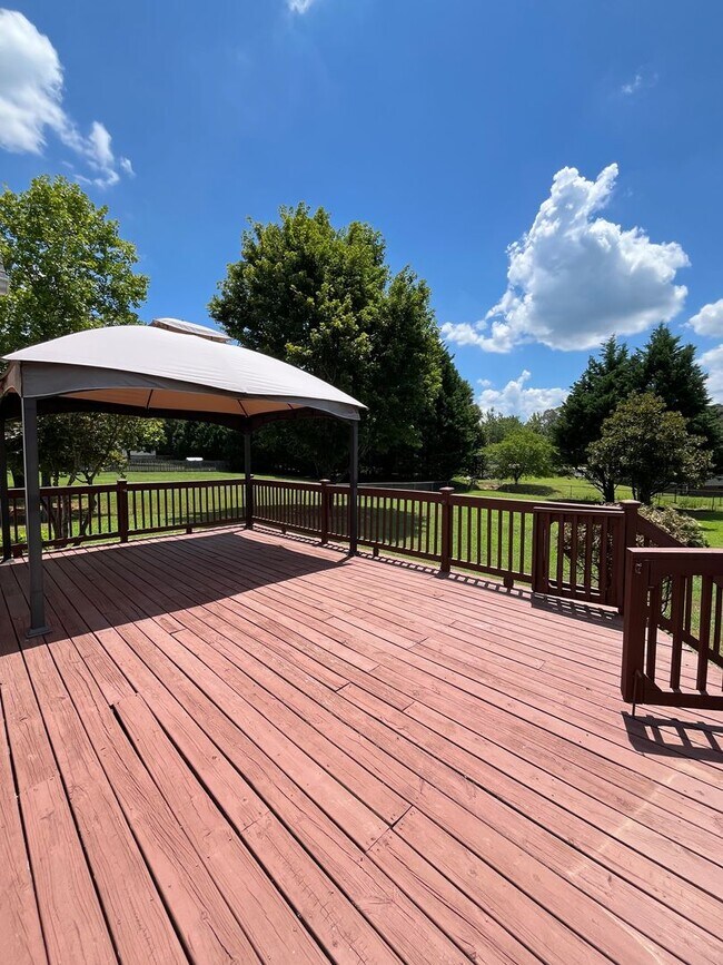 Building Photo - 3BR Home in Heartwood Place with large fen...