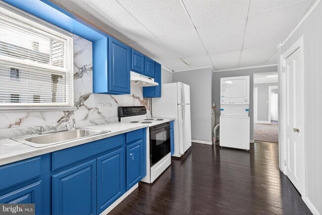 Building Photo - 214 W Division St