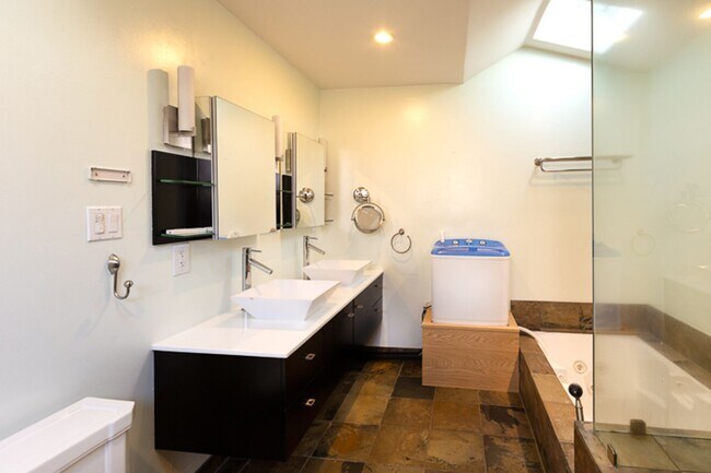 Building Photo - Beautiful Four bedroom, Two bathroom house...
