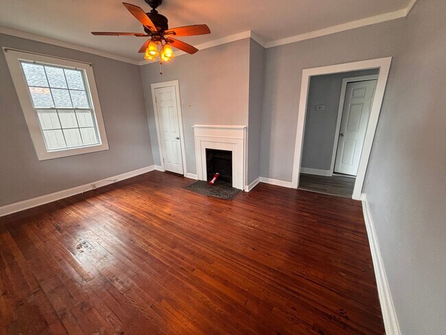 Building Photo - 3 Bedrooms, 2 Bathrooms - Home in Celenease!