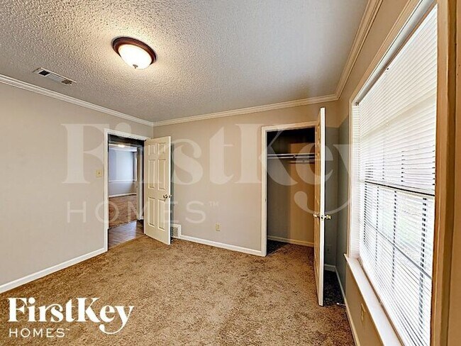 Building Photo - 1053 Boones Hollow Dr