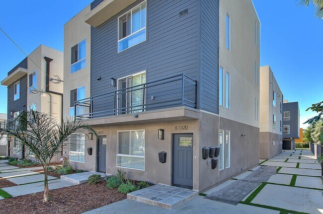 Building Photo - Luxury 2 & 4 Bed Townhomes in NoHo!