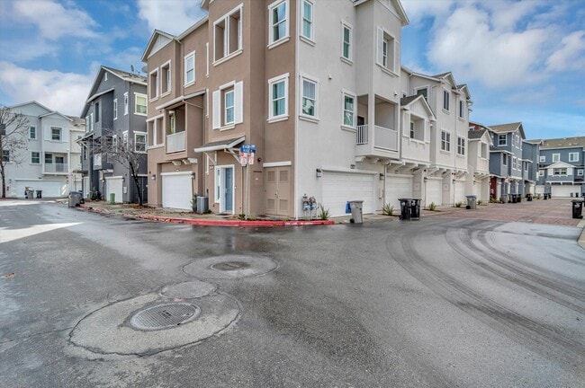 Building Photo - Gorgeous 2 Bedroom 2.5 Bathroom Townhome - Incredible Location