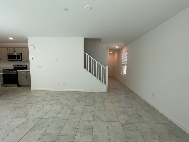 Building Photo - BEUTIFUL 3 BED 2.5 BATH 2 CAR GARAGE TOWNH...