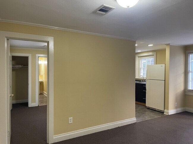Building Photo - 2 Bed, 1 Bath Apartment