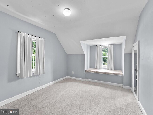 Building Photo - 404 S George Mason Dr
