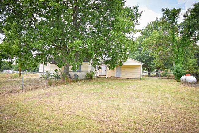 Building Photo - 2 Bedroom 1 Bath On Acreage in Lindale ISD!