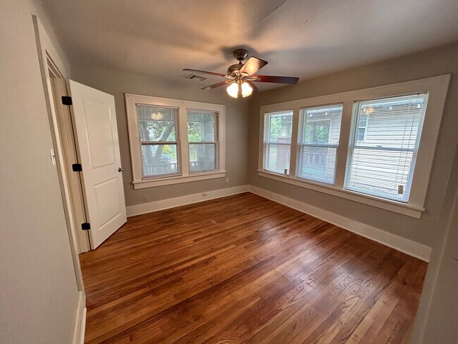 Building Photo - 2512 E 11th Pl