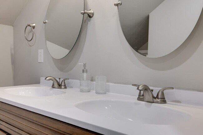 Building Photo - "Charming 2-Bedroom Furnished Retreat with Spacious Layout and 2.5 Baths in York, SC!"