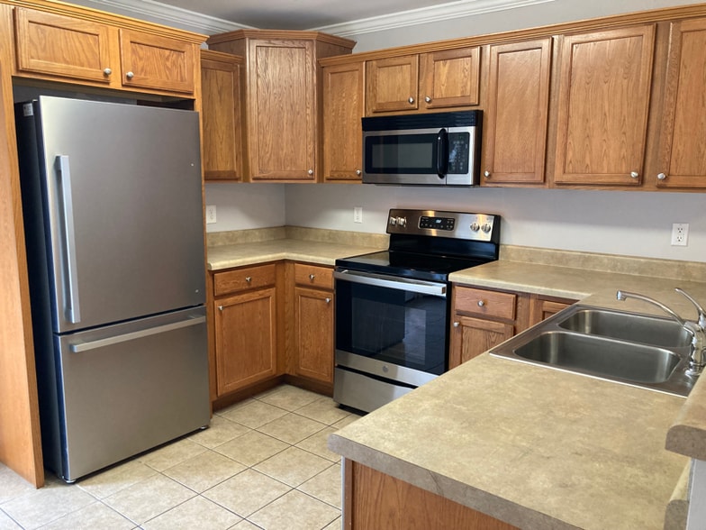 Building Photo - 2305 S Greenwood Dr