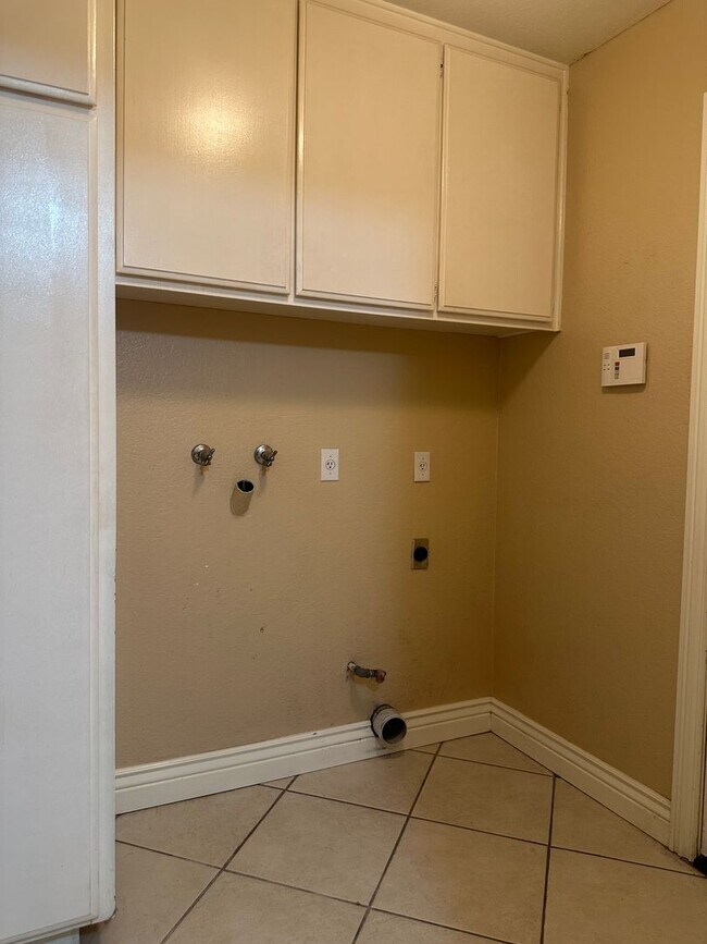 Building Photo - 940 Birmingham Dr