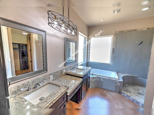 Building Photo - "Spacious Tucson Retreat with Granite Eleg...