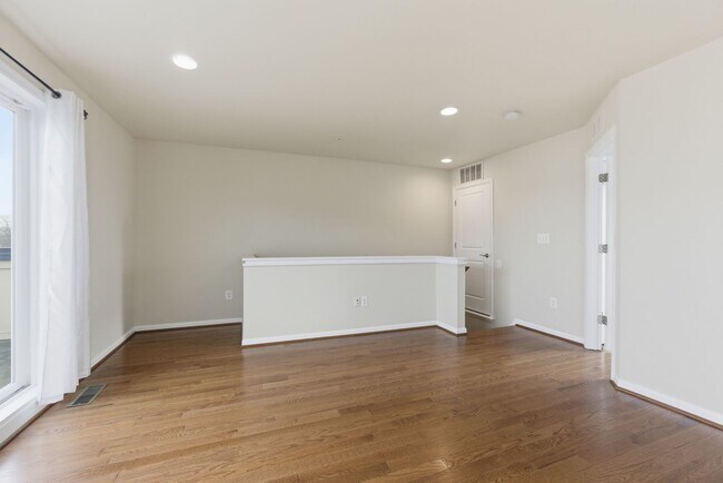 Building Photo - Amazing 4 BR/3.5 BA Townhome in Riverdale!