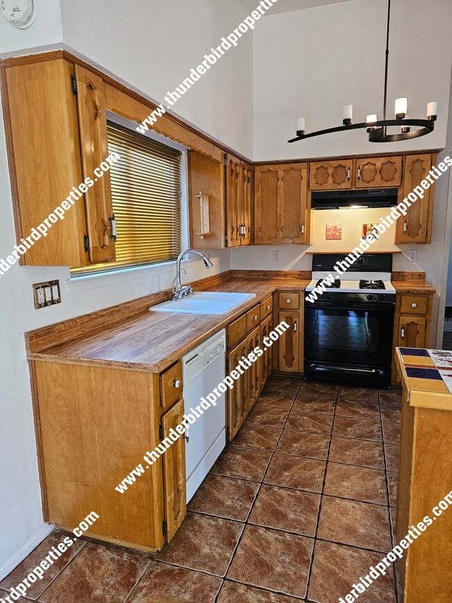 Building Photo - 3 bedroom, 2 baths  with great backyard oa...