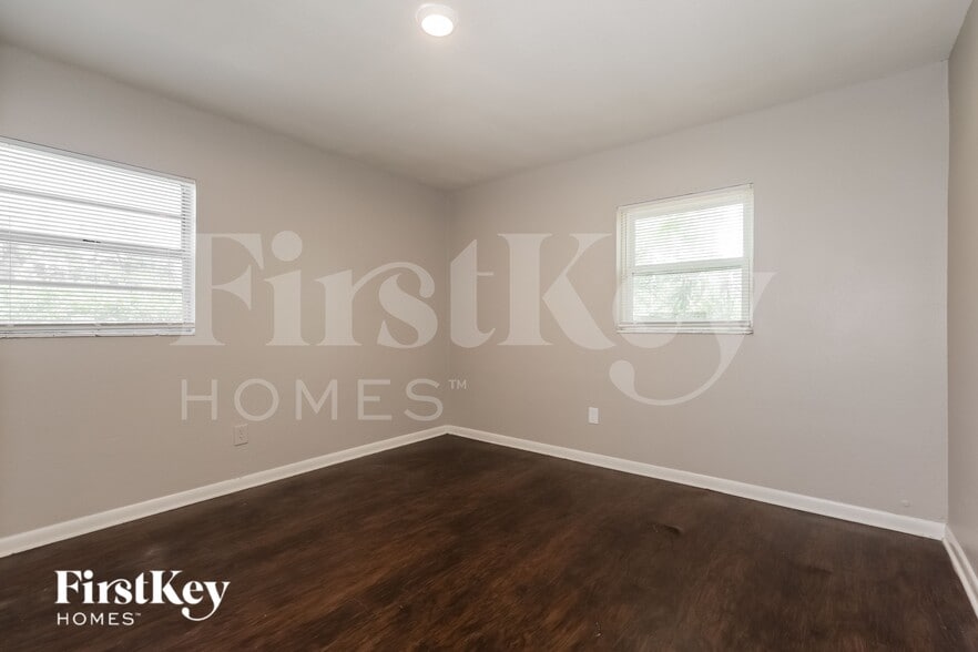Building Photo - 9305 N Forest Hills Dr