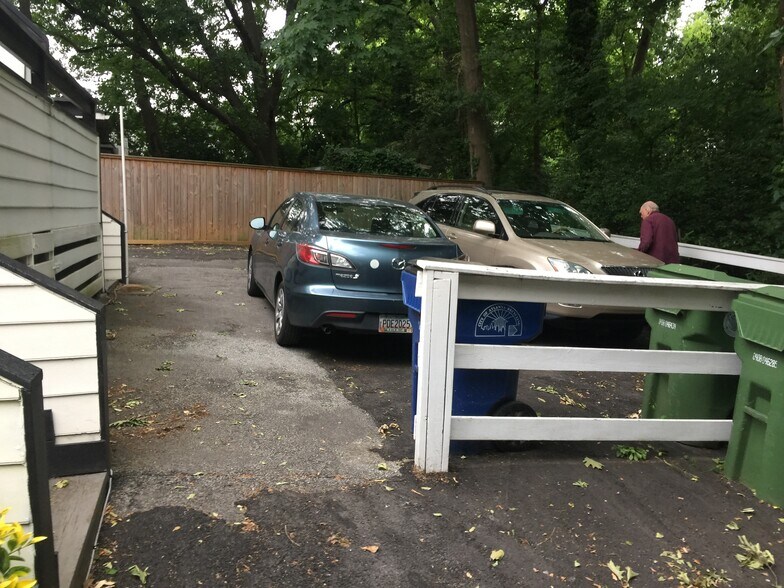Parking - 787 Forrest St NW
