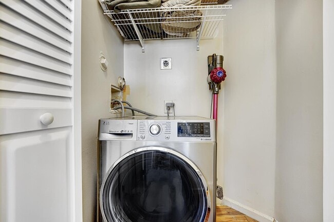 Building Photo - 6555 Via Regina