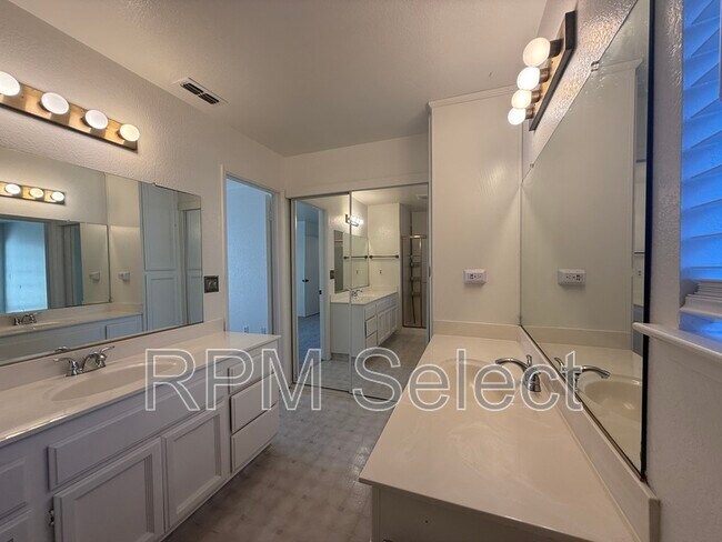 Building Photo - 2264 Americana Dr