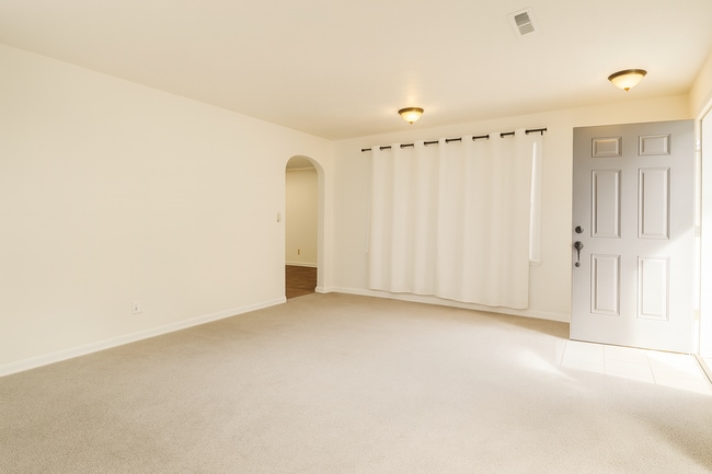 Building Photo - Charming Bend Home with Spacious Bonus Roo...