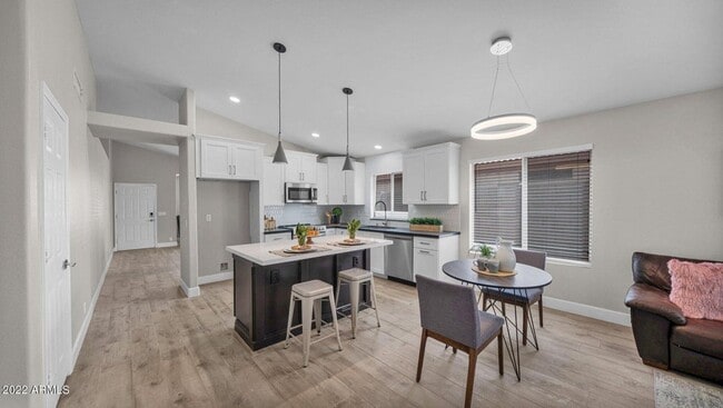 Building Photo - 5 bedroom 2 bath single level home in Peoria