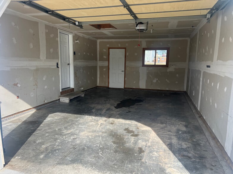 Building Photo - 700 N Steven Ave