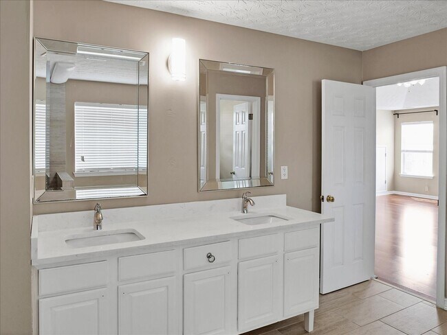 Building Photo - 3725 Crescent Walk Ln NE
