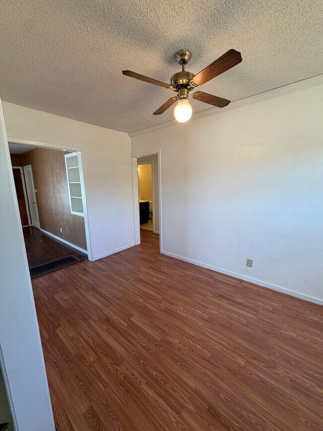 Building Photo - Adorable House with Large Yard, 1.2 Miles from Oregon Tech and Sky Lakes Medical Center!