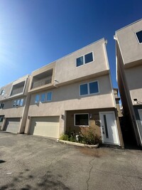 Building Photo - Chic & Private Ground-Level Studio | Priva...
