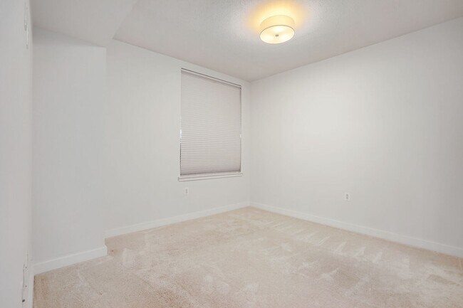 Building Photo - Sun-Drenched 1BR Condo with Rooftop Pool & Parking in Heart of Ballston