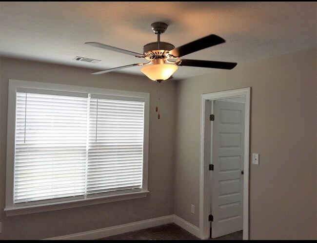 Building Photo - Beautiful Home 4 bedroom 3 bath