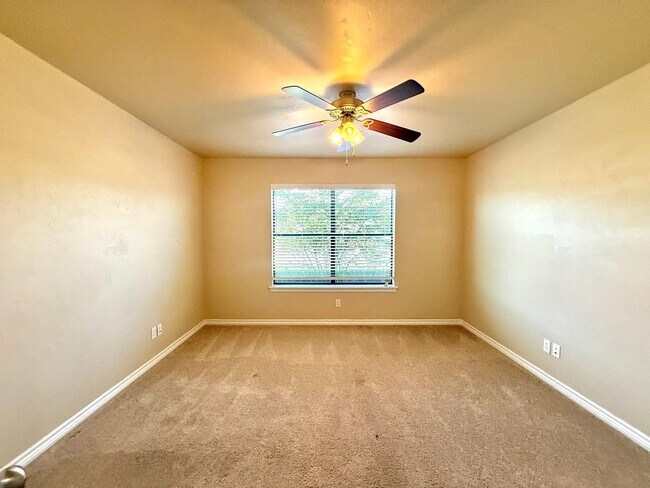 Building Photo - 402 Boggy Creek Dr