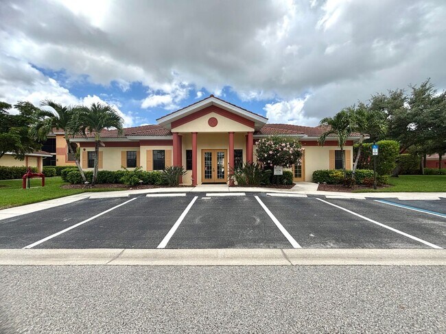 Building Photo - Spacious 3 Bed, 2 Bath Condo with 1 Car Ga...