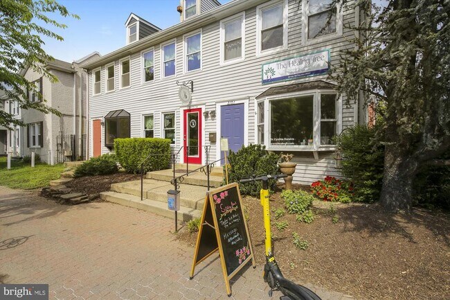 Building Photo - 409 E Raymond Ave