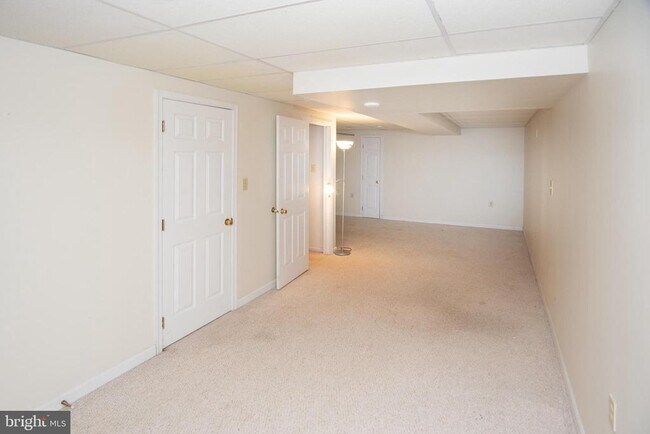 Building Photo - 652 Longwood Rd