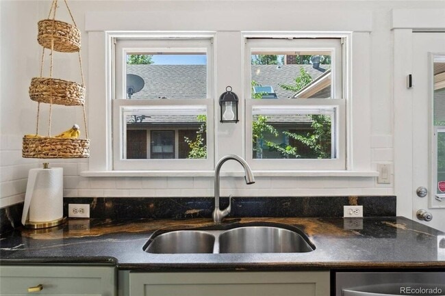 Building Photo - 326 N Logan Ave