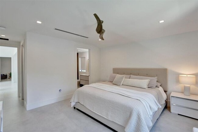 Building Photo - 1111 SE 9th Ave