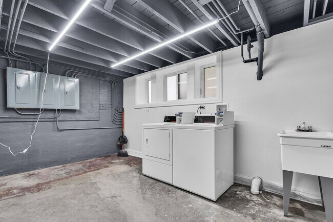 Building Photo - 2424 W Hollywood Ave
