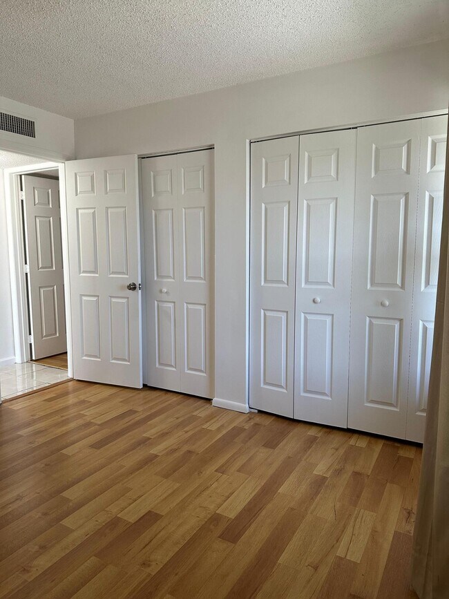 Building Photo - 505 S Pine Island Rd