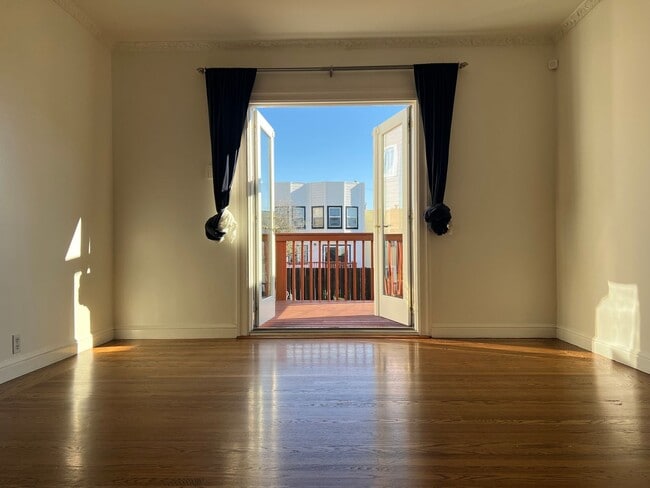 Building Photo - SPACIOUS PARKSIDE SINGLE-FAMILY HOME WITH ENCLOSED PATIO — AVAILABLE NOW!