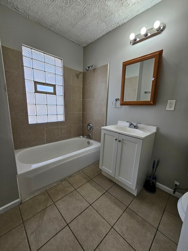 Building Photo - 423 Hayes St