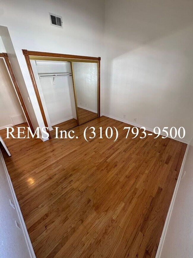 Building Photo - Spacious Townhome with Garage & Laundry in...