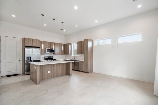 Building Photo - 594 Janisch Rd