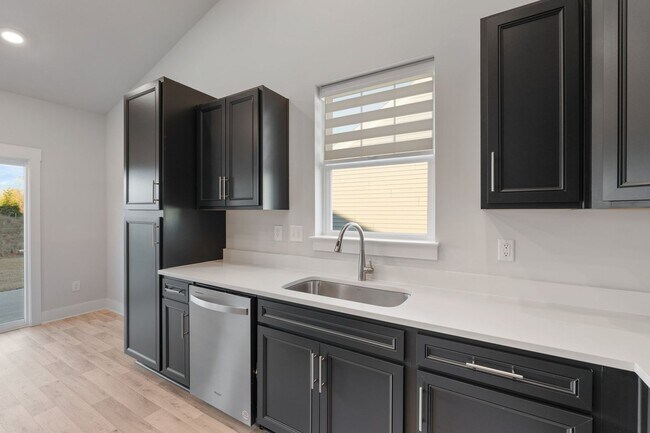 Building Photo - Beautiful 4 Bedroom Home
