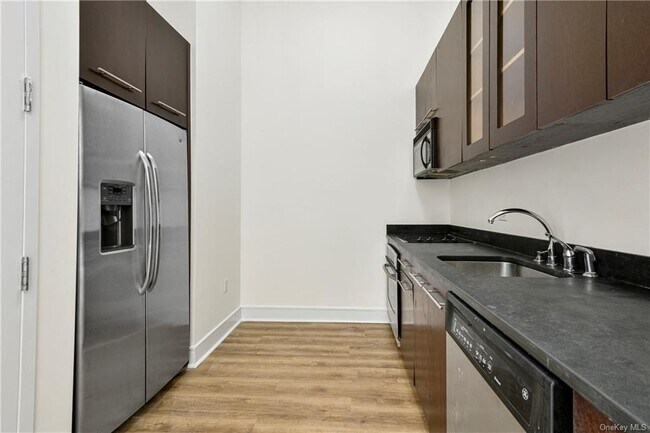 Building Photo - 25 Leroy Pl