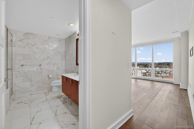 Building Photo - 5 Renaissance Square