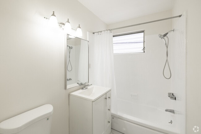 Building Photo - 1114 N Harper Ave