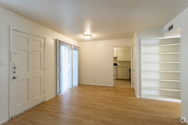 2BR, 1BA - 924SF - Oak Park Apartments