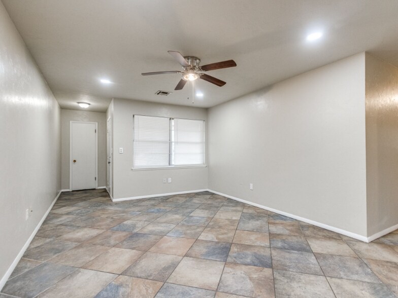 Building Photo - 8604 NE 33rd St