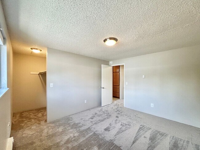 Building Photo - Charming 2 Bed, 1 Bath Canby Townhouse-Style Duplex!