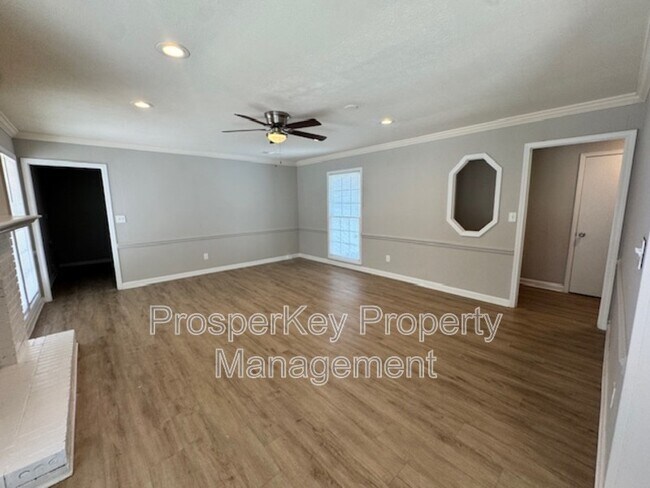Building Photo - 4814 Fairview Dr